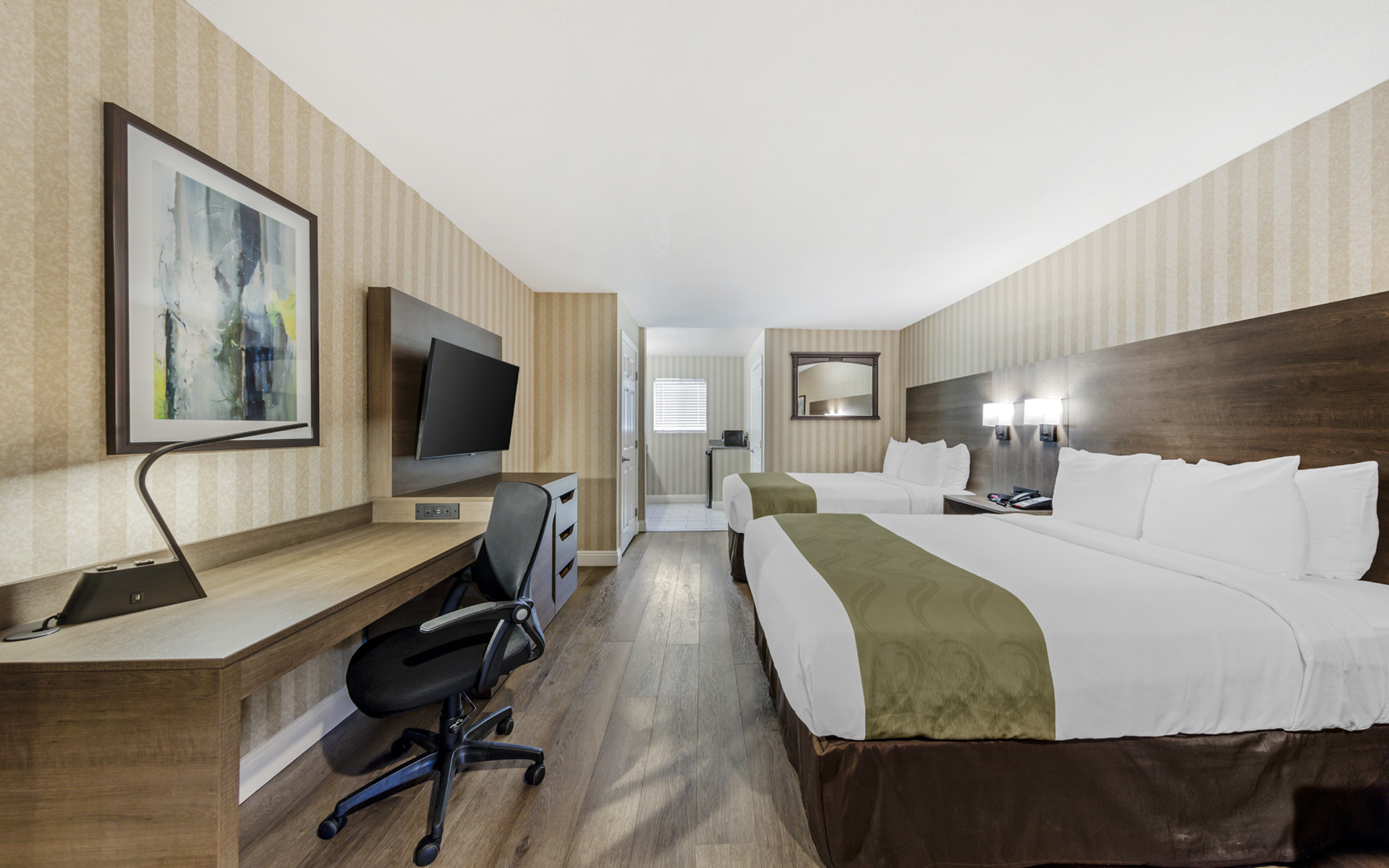 Quality Inn & Suites Maingates -2 Queen Bed