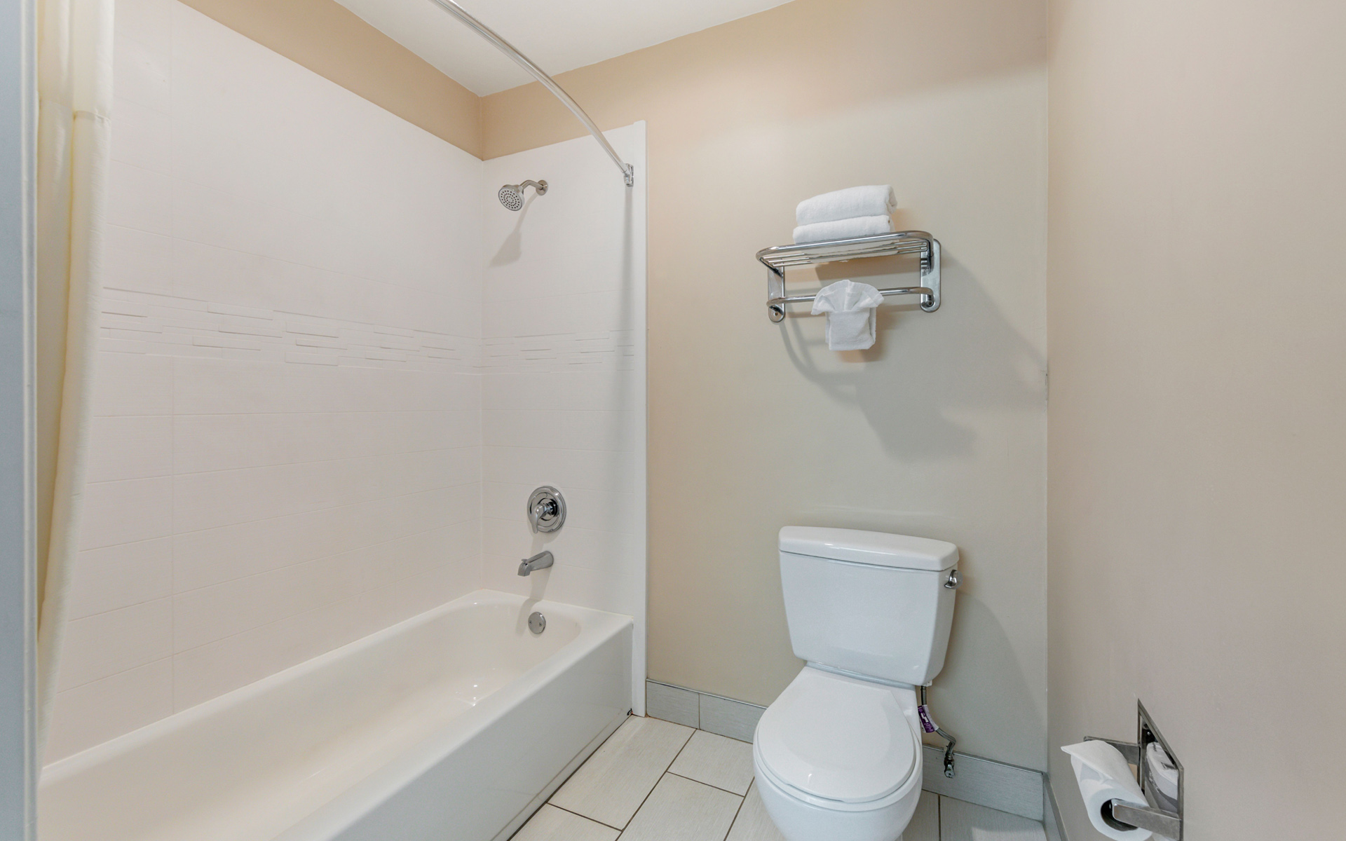 Quality Inn & Suites Maingate - Bathroom