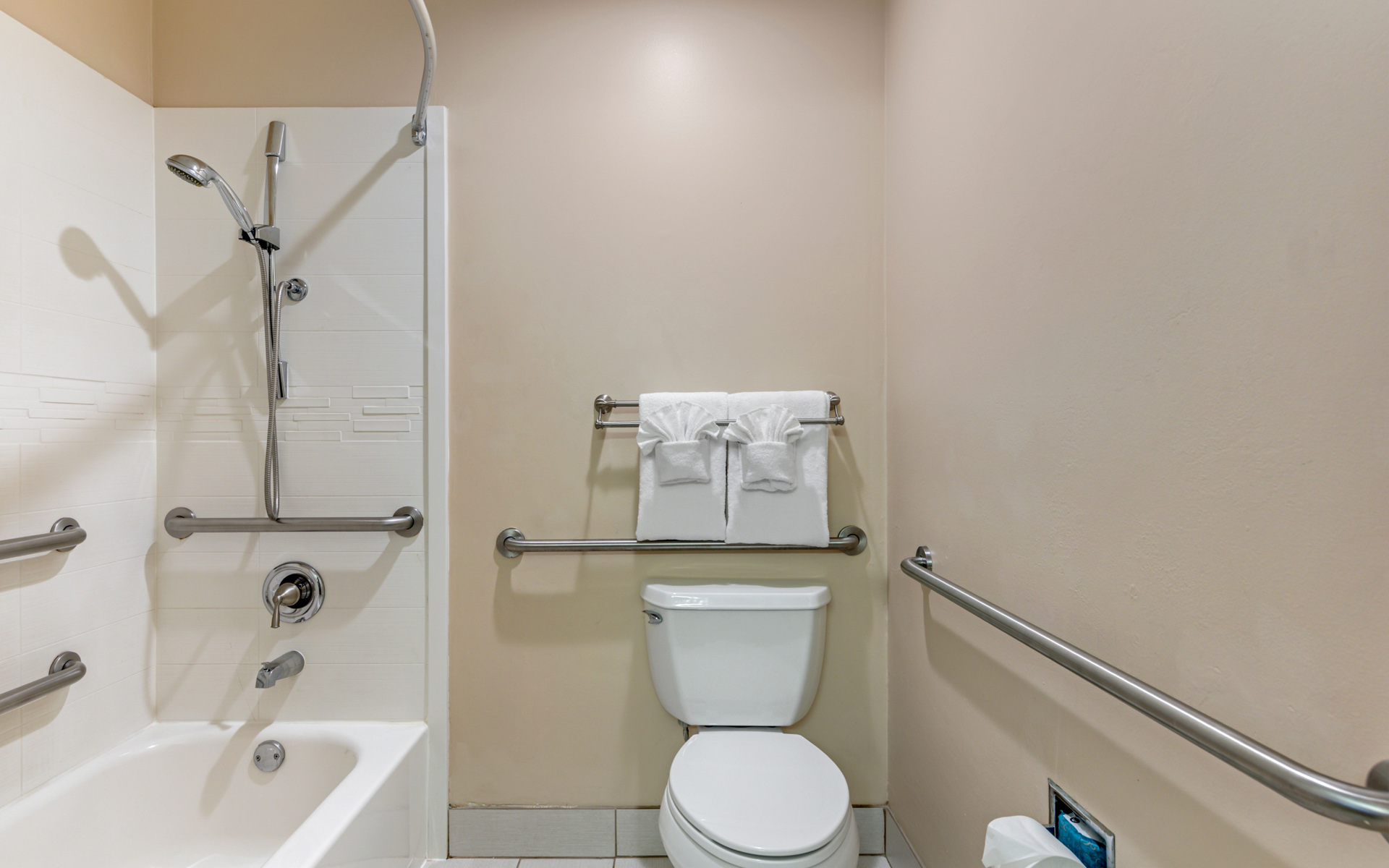 Quality Inn & Suites Maingate - Bathroom